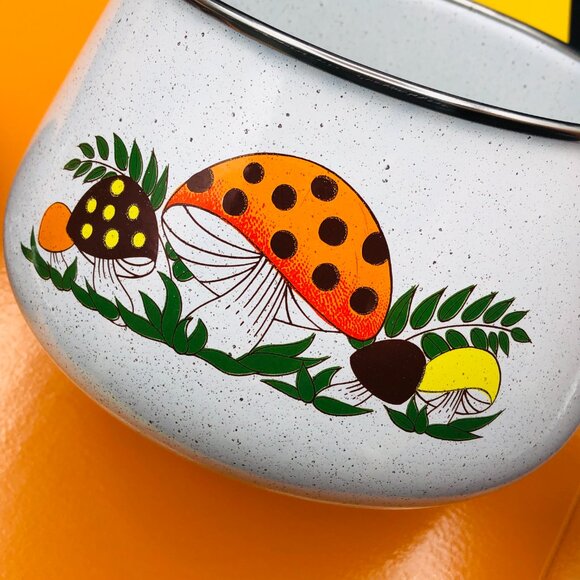 Vintage 70s Merry Mushrooms Enamel Fondue Pot Wood Handle, Retro Cottagecore - Picture 7 of 11